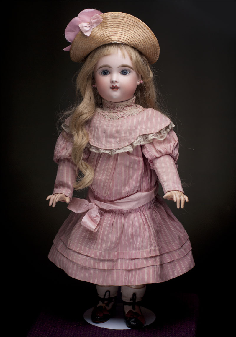 Французская кукла Eden Bebe в оригинальном платье