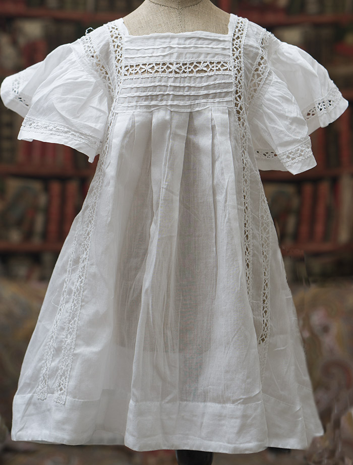 Платье из батиста с кружевом (97 фото)